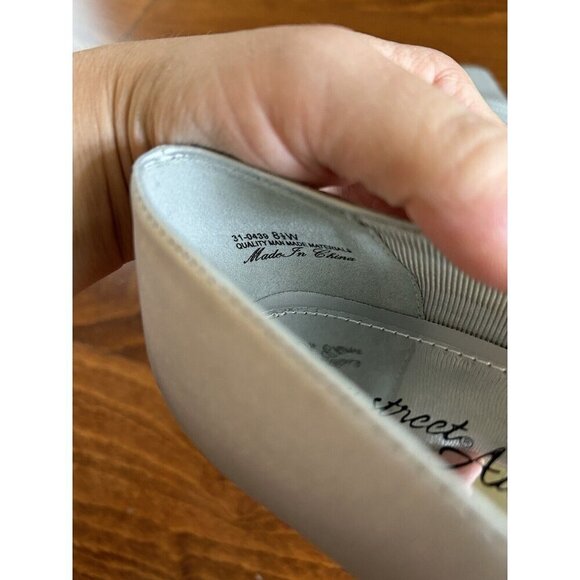 Easy Street Women's Entice Dress Silver Satin Heels Closed Toe NEW 8.5 W - Picture 9 of 9